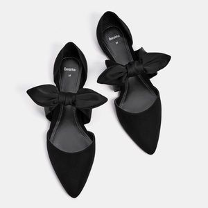 Flat shoes with bow details